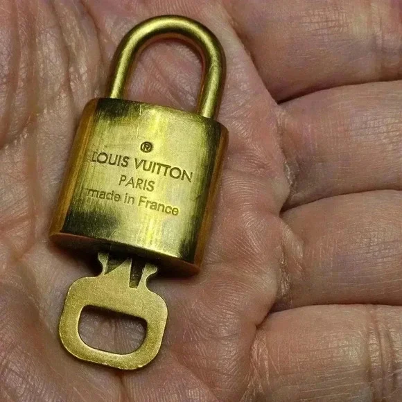 🔐 Louis Vuitton  Padlock key set - Picture 6 of 8